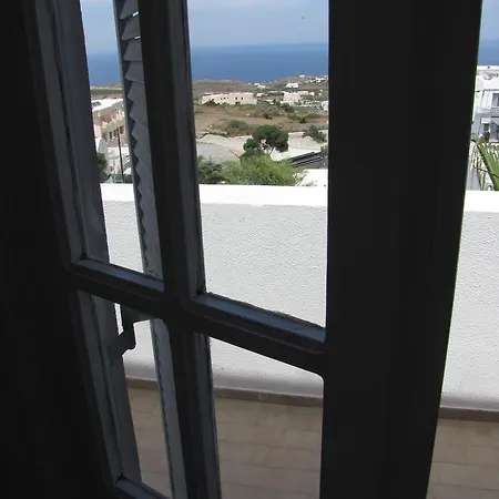 Garden Daire Fira (Santorini)